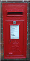 SE9426 : Close up, Elizabeth II postbox on Humber Crescent, Brough by JThomas