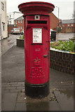 SP3265 : Elizabeth II Postbox, High Street by Mark Anderson