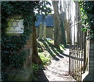 TG2008 : Pedestrian gate into the Jewish burial ground by Evelyn Simak