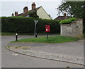 SU1869 : Queen Elizabeth II postbox at the edge of Marlborough Common by Jaggery
