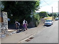 Llwybr yn gadael Heol Cwmbach / A footpath leaving Cwmbach Road