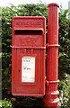 Elizabeth II postbox on Higher Lane