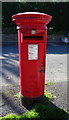 Elizabeth II postbox on Kingsway, Middleton