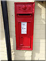 TL8723 : Kings Head Edward VII Postbox by Geographer