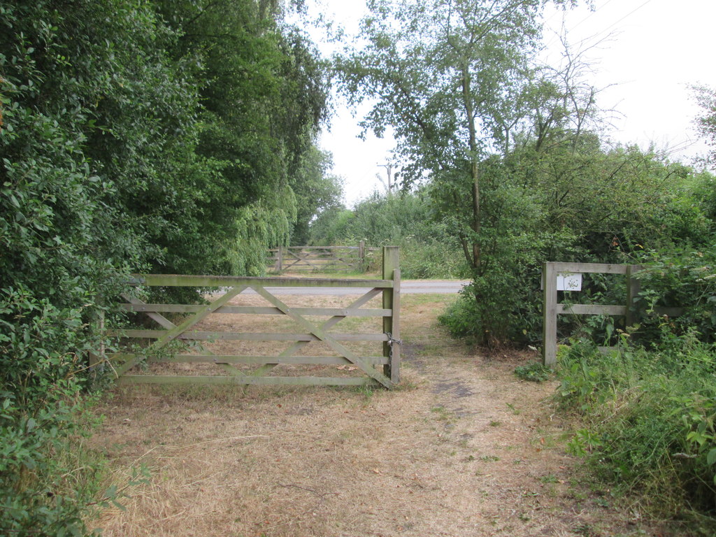 Gates either side of farm access ... © Martin Dawes :: Geograph Britain ...