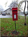 Elizabeth II postbox on Crowtrees Court, Rawdon