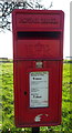 TA0225 : Close up, Elizabeth II postbox on Cliff Road, Hessle by JThomas