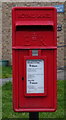 TA0433 : Close up, Elizabeth II postbox on George Street, Cottingham by JThomas