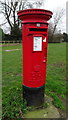 TA0332 : Elizabeth II postbox on Burton Road, Cottingham by JThomas