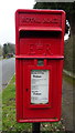 TA0433 : Close up, Elizabeth II postbox on Park Lane, Cottingham by JThomas