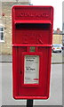 TA0931 : Close up, Elizabeth II postbox on Fawley Close, Hull by JThomas