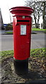 TA0833 : Elizabeth II postbox on Emmott Road, Hull by JThomas
