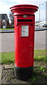 TA1032 : Elizabeth II postbox on Oslo Road, Hull by JThomas