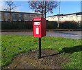 TA1133 : Elizabeth II postbox on Noodle Hill Way, Hull by JThomas