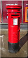 TA0933 : Elizabeth II postbox on Grandale, Hull by JThomas