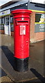 TA1034 : Elizabeth II postbox on Wawne Road, Hull by JThomas