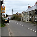 ILDIWCH 25 llath/GIVE WAY 25 yards, Cardigan Road, Haverfordwest