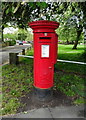 Elizabeth II postbox on Aldrins Lane, Netherton