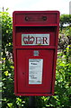 Close up, Elizabeth II postbox on the A525, The Chequer