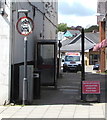 Troedffordd Anwastad/Uneven Footway sign facing College Street, Lampeter