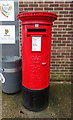 Elizabeth II postbox on Station Road, West Horndon