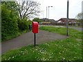 Elizabeth II postbox on Dual Way, Huntington