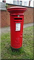 SJ2688 : Elizabeth II postbox on Moreton Road, Upton by JThomas