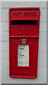 Elizabeth II postbox on Bury Bank, Meaford