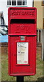 Elizabeth II postbox on Middle Lane