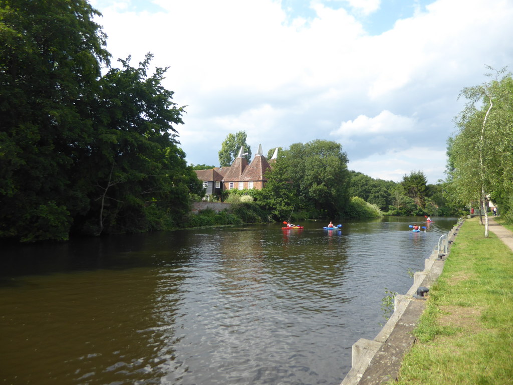 Canoes on the River Medway © Marathon :: Geograph Britain and Ireland