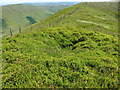 SJ0733 : Cadair Berwyn N ridge burial cairn by Richard Law