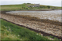 ND4293 : Seaweed and stones by the Dam of Hoxa by Bill Boaden