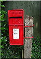 Elizabeth II postbox on Cumnor Hill