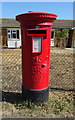 Elizabeth II postbox on Worminghall Road, Oakley