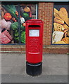 Elizabeth II postbox on Middleton Road, Banbury