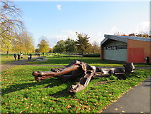 TQ3277 : Carved sculpture in Burgess Park by Malc McDonald