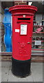 Elizabeth II postbox on Salisbury Street, Amesbury