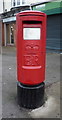 TA1330 : Elizabeth II postbox on Marfleet Lane, Hull by JThomas