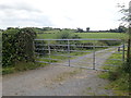 H9023 : Field lane gate off Hare's Road by Eric Jones