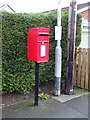 TA0143 : Elizabeth II postbox on Old Road, Leconfield by JThomas