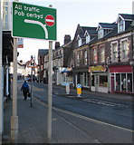 SO2914 : All traffic/Pob cerbyd direction sign alongside the A40 Frogmore Street, Abergavenny by Jaggery