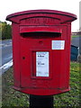 TA0541 : Close up, Elizabeth II postbox on Hull Bridge Road, Hull Bridge by JThomas