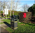 TA2242 : Elizabeth II postbox on Main Road, Great Cowden by JThomas