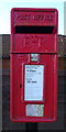 TA2927 : Elizabeth II postbox on Chimney Field Road, East End, Halsham by JThomas