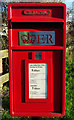 TA3526 : Elizabeth II postbox on Holmpton Road, Withernsea by JThomas