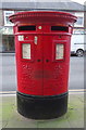 SE6132 : Double aperture Elizabeth II postbox on Gowthorpe, Selby by JThomas