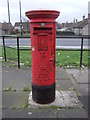 Elizabeth II postbox on Broadstone Way, Bradford