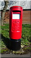 Elizabeth II postbox on Oakwell Way, Birstall