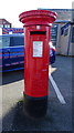 Elizabeth II postbox on Commercial Street, Morley