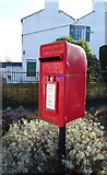 SE2025 : Elizabeth II postbox on Lower Lane, Gomersal by JThomas